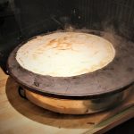 Tortillat tehdään paikanpäällä itse. Tässä se lämpölevyllä prässäämisen jälkeen.